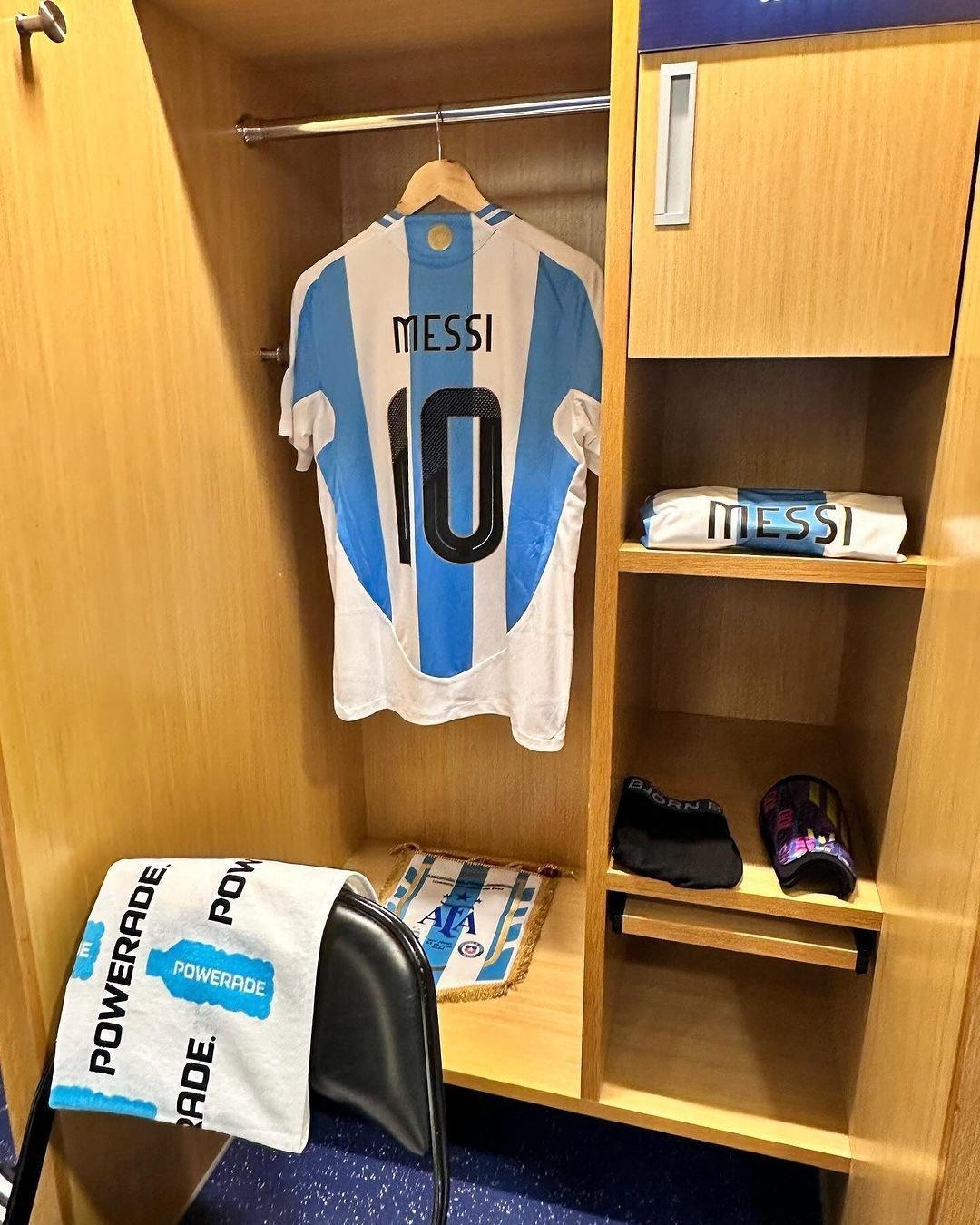 梅西的球衣、护腿板等装备已准备就绪！阿根廷vs智利！